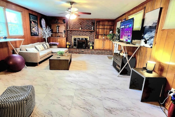 Smart-TV, peis, bøker og stereoanlegg