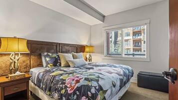 2 quartos, escrivaninha, ferros/tábuas de passar roupa, berço de viagem