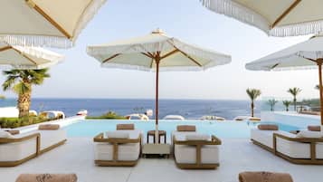 3 piscinas al aire libre, sombrillas, sillones reclinables de piscina