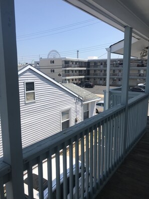 Property grounds - Seaside Heights Ocean Block Condo 2 min walk to Beach and Boardwalk!! (Seaside Heights)