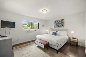 2 bedrooms, desk, iron/ironing board, WiFi - Quaint Uptown Bungalow, Updated, Close to Shopping (Sedona)