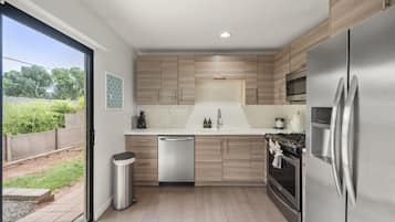Coffee/tea maker, fridge, microwave, oven