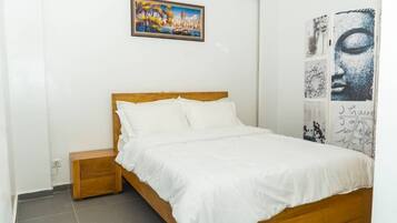 2 soveværelser, pengeskab på værelset, skrivebord, strygejern/strygebræt