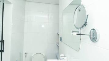 Bruser, hårtørrer, håndklæder, Sæbe