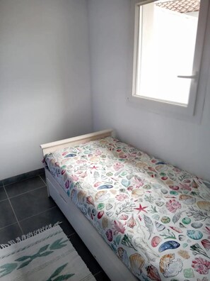 2 bedrooms, WiFi - Small house 15 minutes from the beach. (Royan)