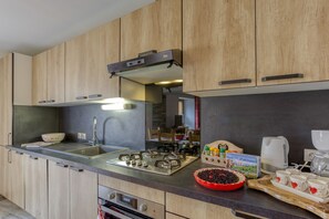 Kjøleskap, mikrobølgeovn, ovn og oppvaskmaskin