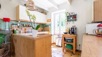 Coffee/tea maker, fridge, microwave, oven