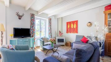 TV, fireplace