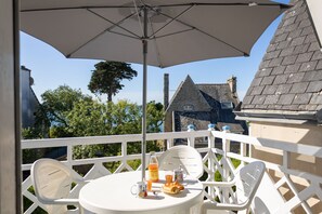 Outdoor dining - Le Petit Fort - Duplex avec Piscine (Benodet)