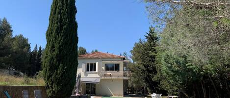 Alberca al aire libre y alberca climatizada