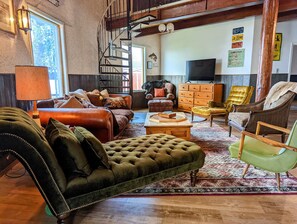 Smart TV, DVD player - Conjuring Creek Cabin on Wizard Lake (Leduc county)