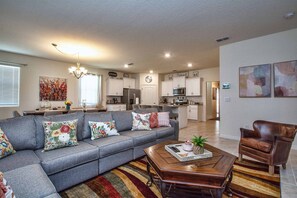 TV connectée, baby-foot, livres