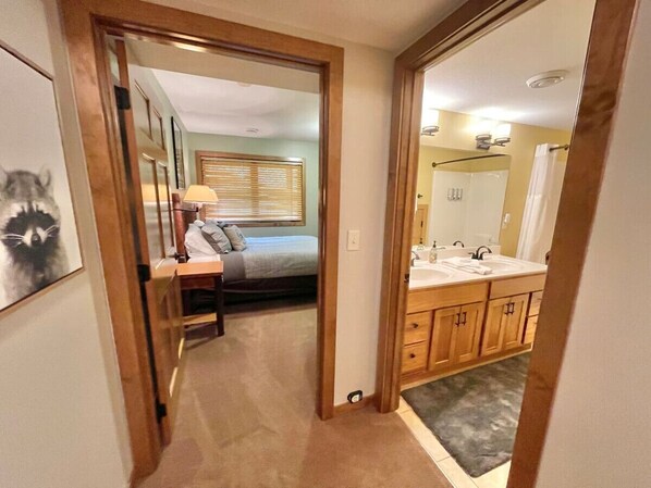 3 bedrooms, desk, iron/ironing board, free WiFi