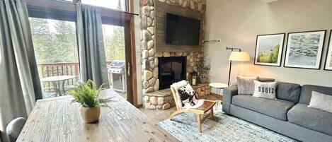 Älytelevisio, takka, pöytätennispöytä