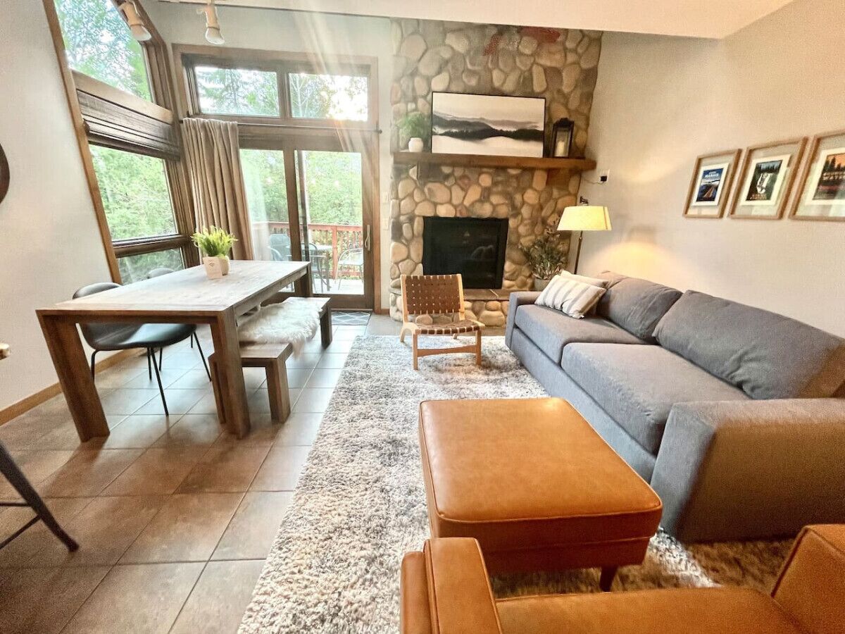 Smart TV, fireplace, ping pong