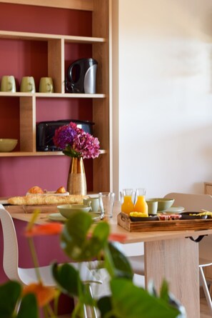 Enjoy a home-cooked breakfast at the kitchen table, where a coffee maker, microwave, and kitchenware are at your disposal.