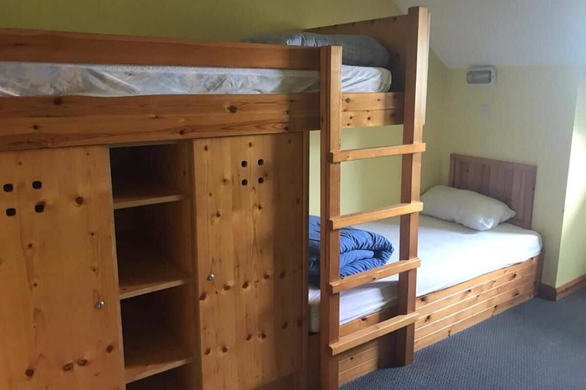 Escritorio, wifi gratis y ropa de cama