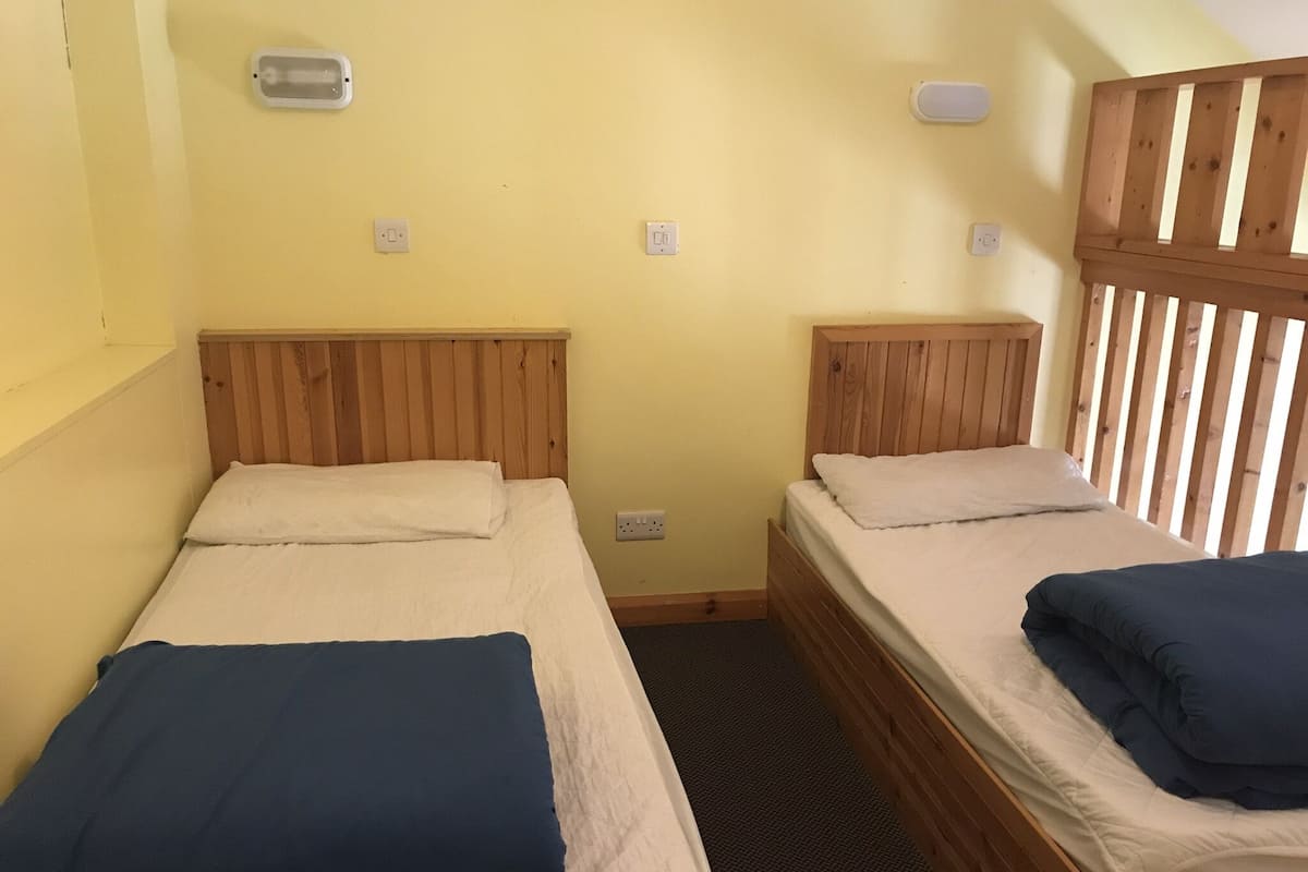 Escritorio, wifi gratis y ropa de cama