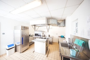 Refrigerador em uma área comum, micro-ondas em uma área comum
