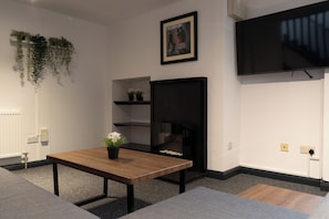 Apartamento superior | Escrivaninha, Wi-Fi de cortesia, roupa de cama