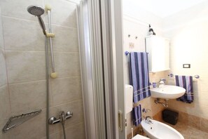シャワー、ヘアドライヤー、ビデ、石鹸