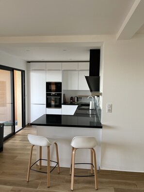 Een koelkast, een microgolfoven, een oven, een kookplaat