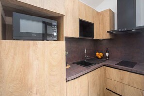 Fridge, microwave, stovetop, dishwasher