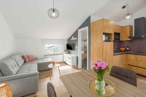 TV - Holiday apartment modern and with sea views to the beach (Poreč)