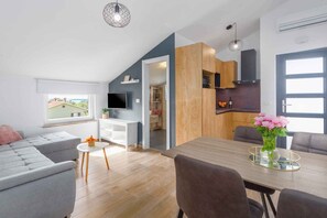 TV - Holiday apartment modern and with sea views to the beach (Poreč)