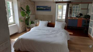 5 bedrooms, iron/ironing board, free WiFi, bed sheets