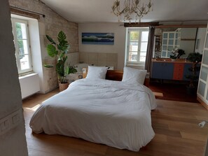 5 bedrooms, iron/ironing board, free WiFi, bed sheets - Vacation home rental with pool and beach for 10 people (Aytré)