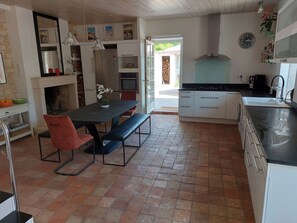 Fridge, oven, stovetop, dishwasher - Vacation home rental with pool and beach for 10 people (Aytré)