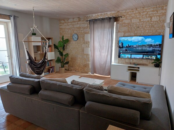 TV, DVD player - Vacation home rental with pool and beach for 10 people (Aytré)