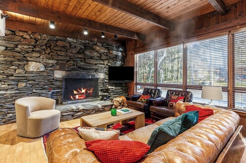Kilbourne Lodge ︙ Cozy Mid-Mod ︙ Fireplace ︙ Ski Shuttle