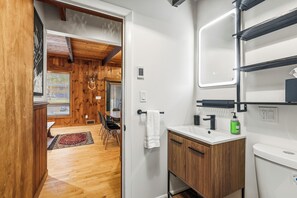 Suihku, hiustenkuivaaja, pyyhkeet, saippua