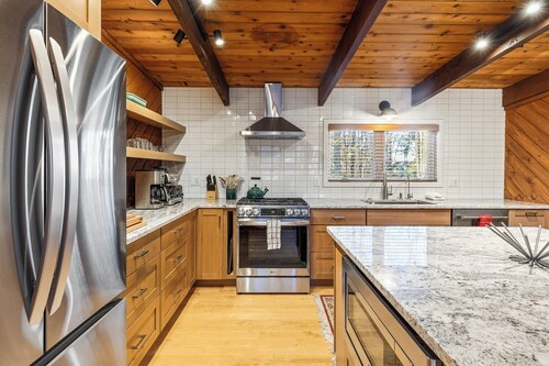 Kilbourne Lodge ︙ Cozy Mid-Mod ︙ Fireplace ︙ Ski Shuttle