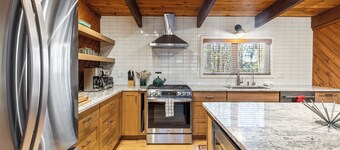 Kilbourne Lodge ︙ Cozy Mid-Mod ︙ Fireplace ︙ Ski Shuttle