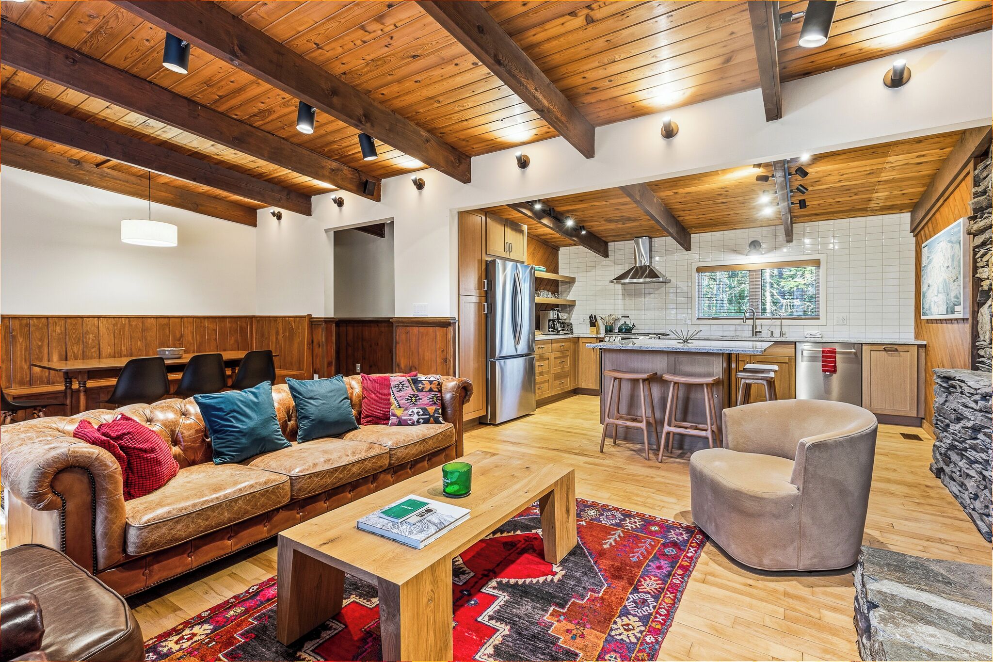 Smart TV, fireplace, books, music library