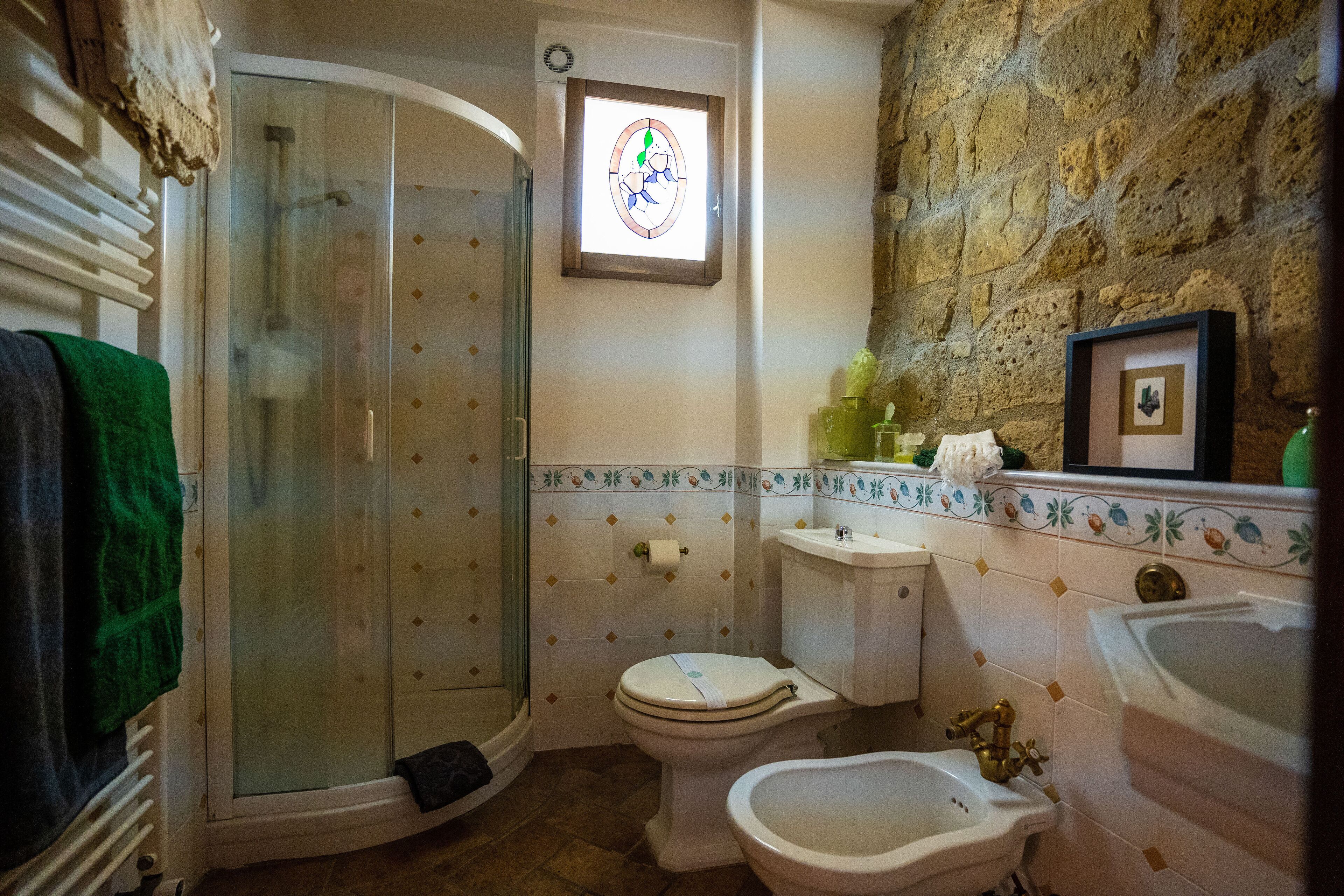 Dusche, Haartrockner, Bidet, Handtücher