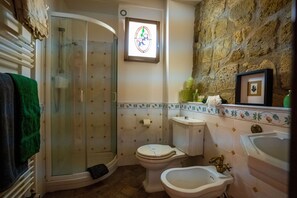 Bruser, hårtørrer, bidet, håndklæder
