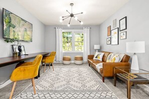 Smart TV, Netflix, streaming services, stereo - Large and Luxurious Modern Reno 10 min from DT ATL (Atlanta)