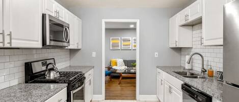 Køleskab, mikrobølgeovn, ovn, kogeplade