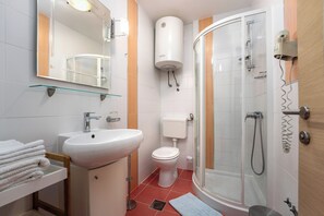 Shower, hair dryer, bidet, towels