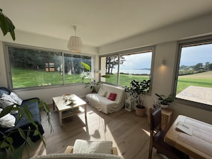 Smart-TV, Kamin, DVD-Player, Bücher