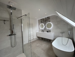 Baignoire, sèche-cheveux, serviettes fournies, savon