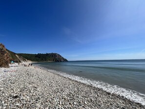 Accommodatie ligt op het strand, ligstoelen, strandlakens