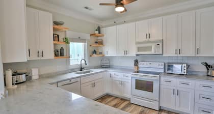 Fun, Sun, Fishing. 2 minute walk to the beach!