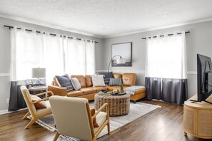 Smart-TV, Videospiele, Tischfußball, Bücher