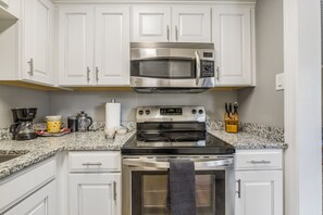 Fridge, microwave, oven, stovetop - LONG TERM STAYS, King Temperpidic, Breaux Bridge (Breaux Bridge)