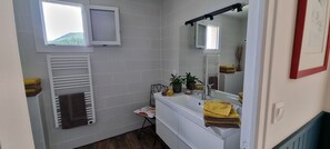 淋浴设施、吹风机、毛巾